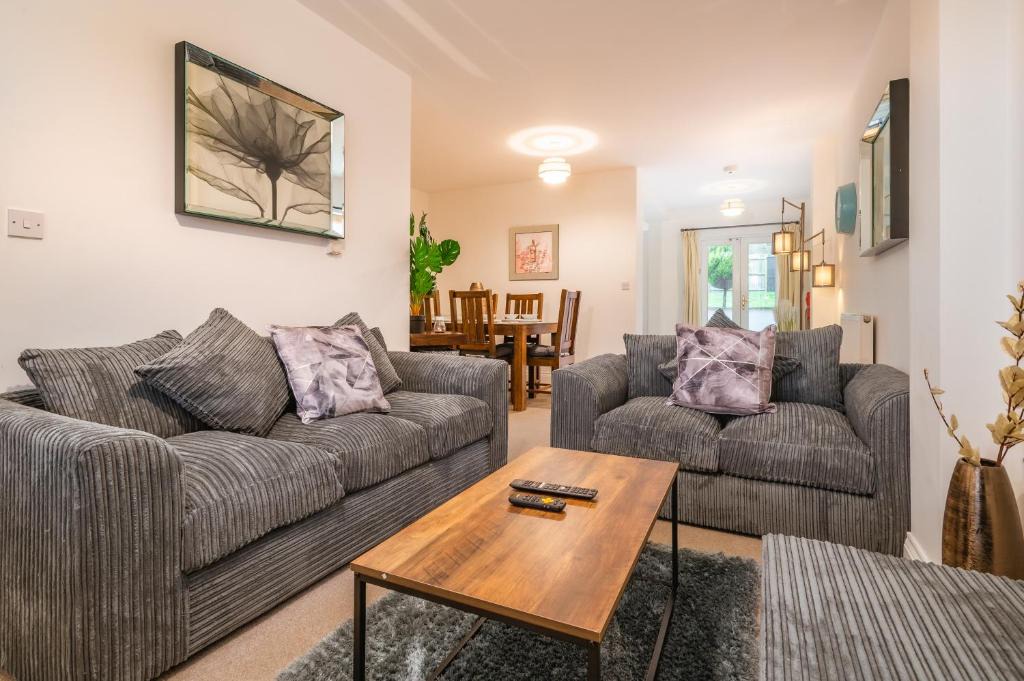 Knowle Sands Apartment | Large Contractor House & Private Parking by ComfyWorkers