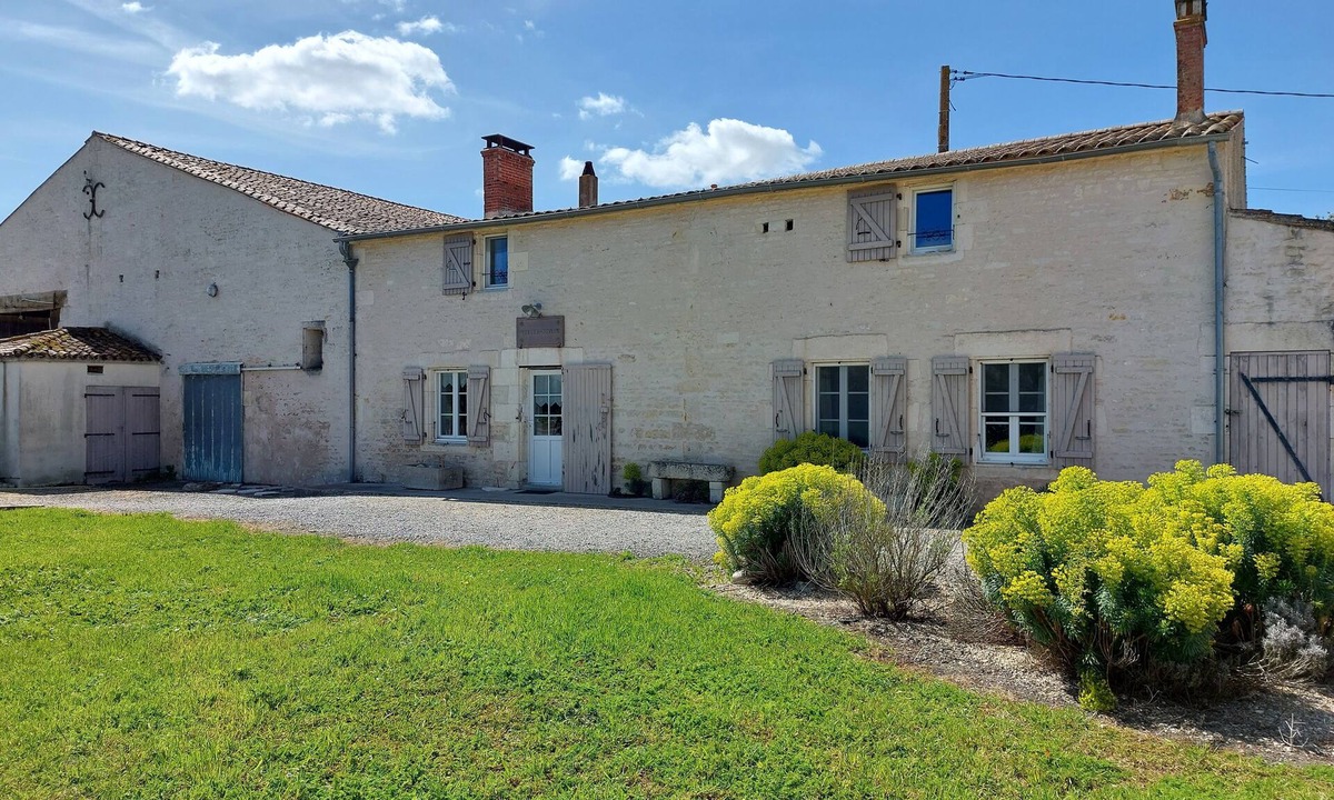 Marans Cottage | Large country gîte for 18 people