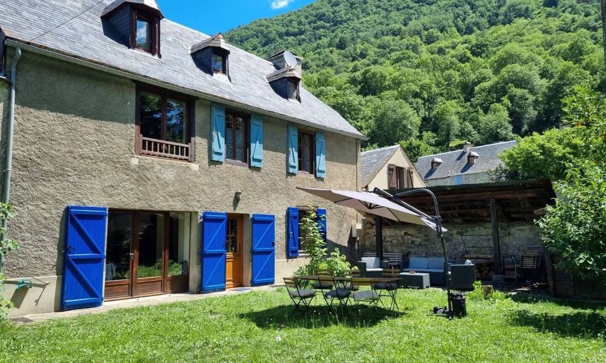 Bazus-Aure House | Large country house with a fenced garden, pets allowed.