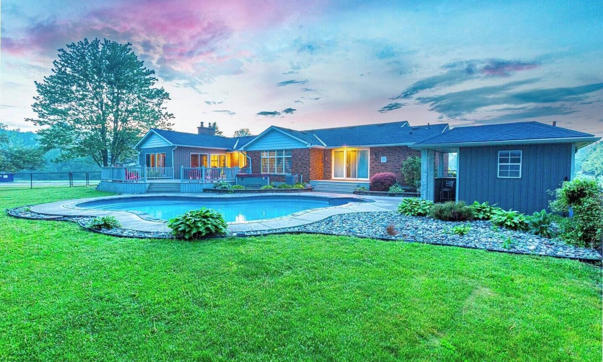Middlesex Centre House | Large Countryside Home w/Pool & Hot Tub