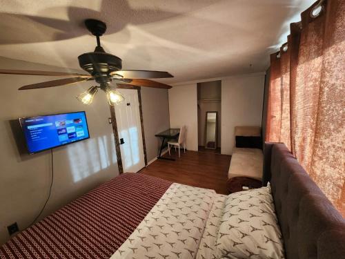Gatineau House | Large cozy bedroom in beautiful house