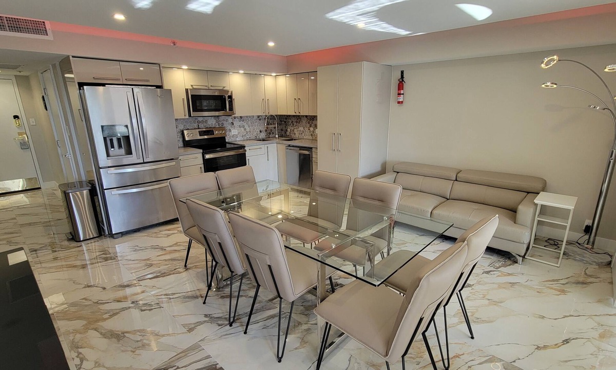 Mid Beach Apartment | Large Deluxe Corner Apartment for Large Groups - 521