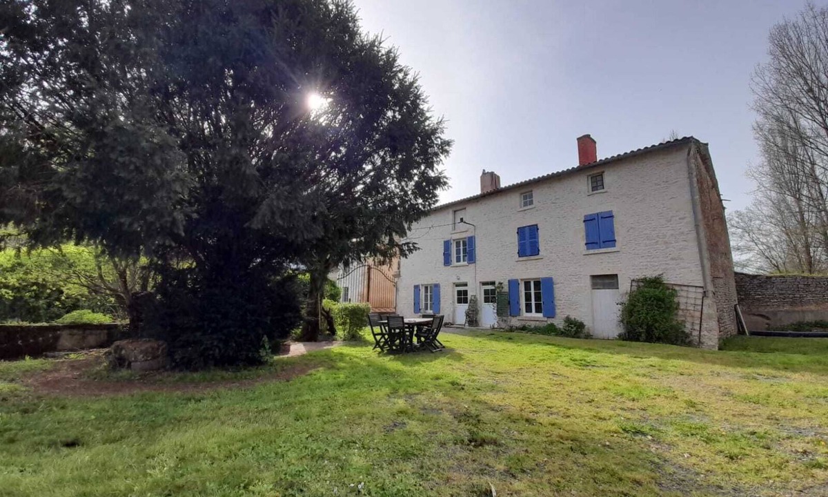 La Mothe-Saint-Heray House | Large detached house with 16th-century mill