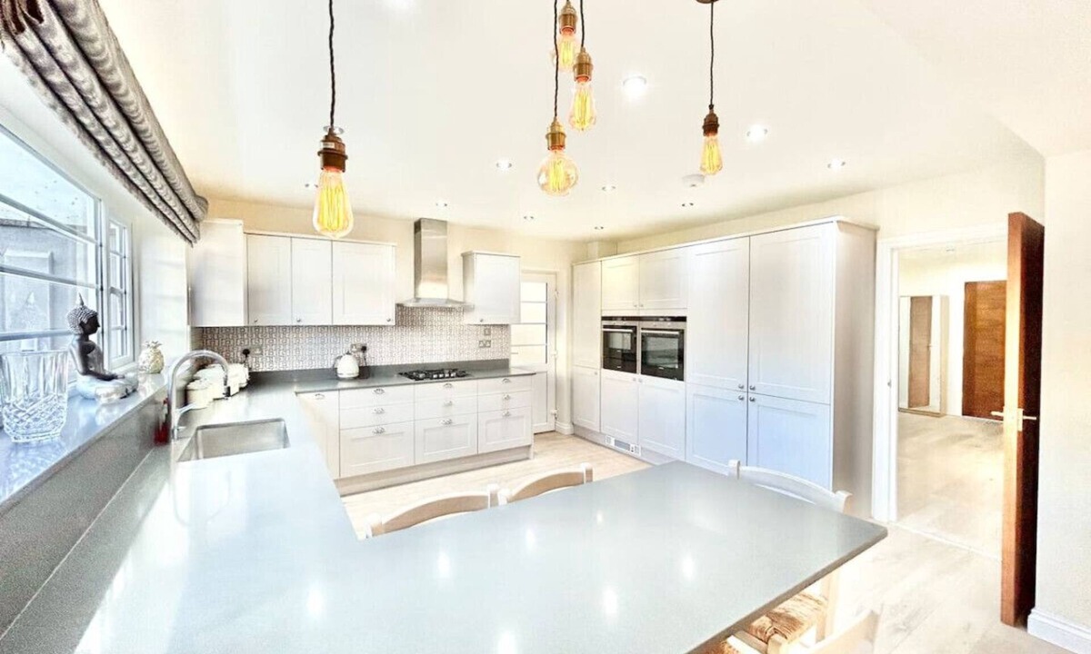 Edgware House | Large Detached House - London