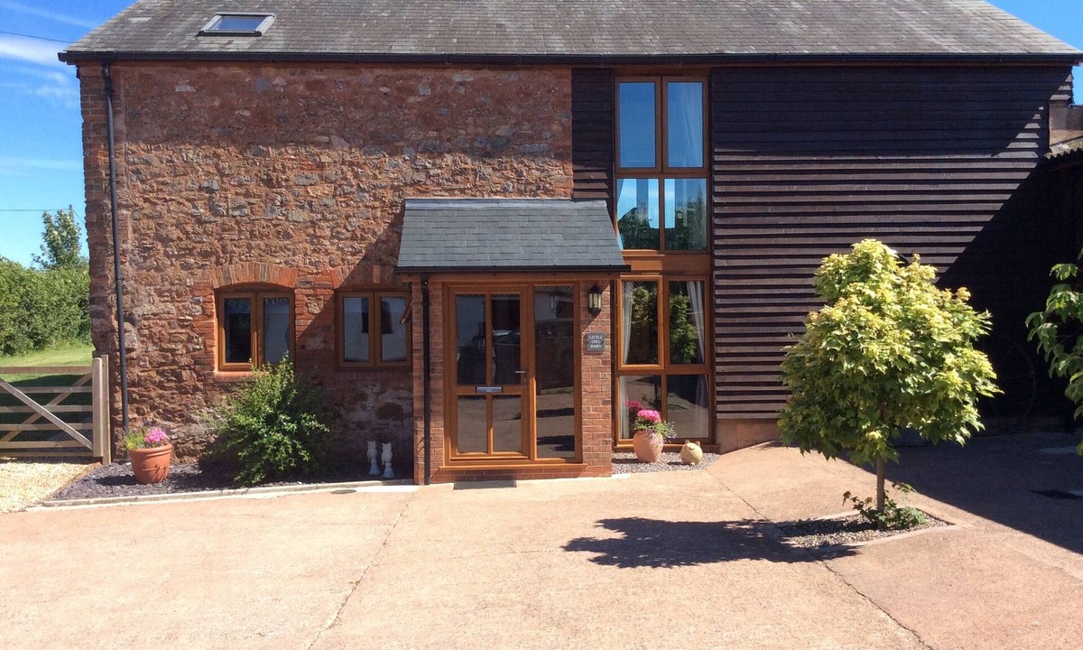 Saint Blazey House | Large Detached "upside Down" Barn, dog friendly with 1 acre enclosed paddock.