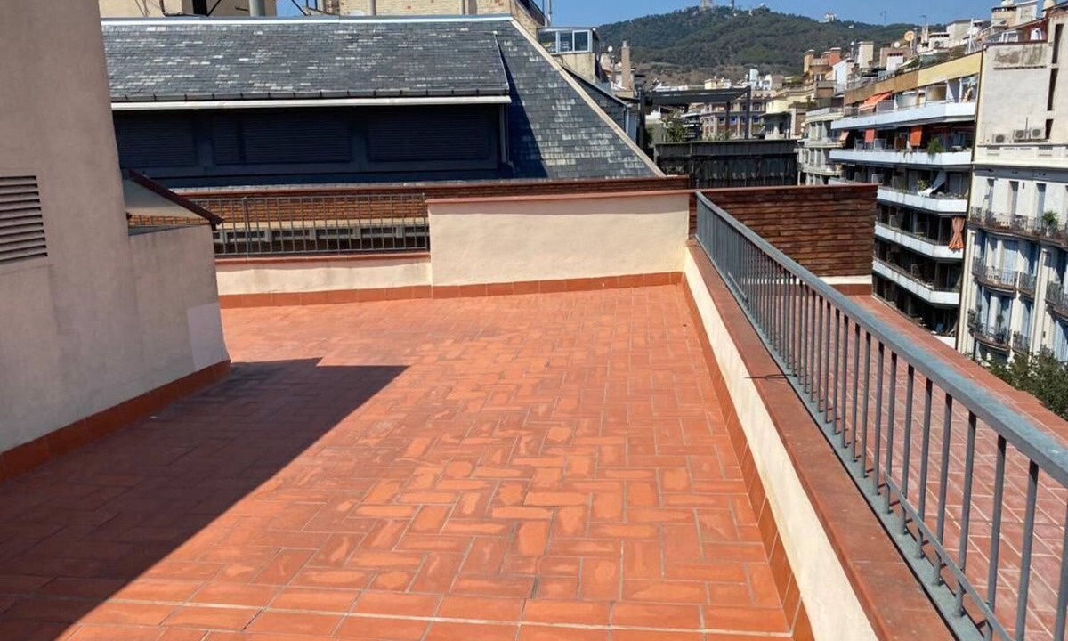 Sant Gervasi – la Bonanova Apartment | Large double bedroom with desk, double bed, large wardrobe and window.