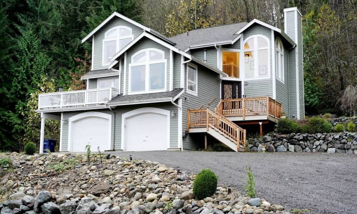 Snohomish House | Large Estate Venue 2 hot tubs 2 treehouses