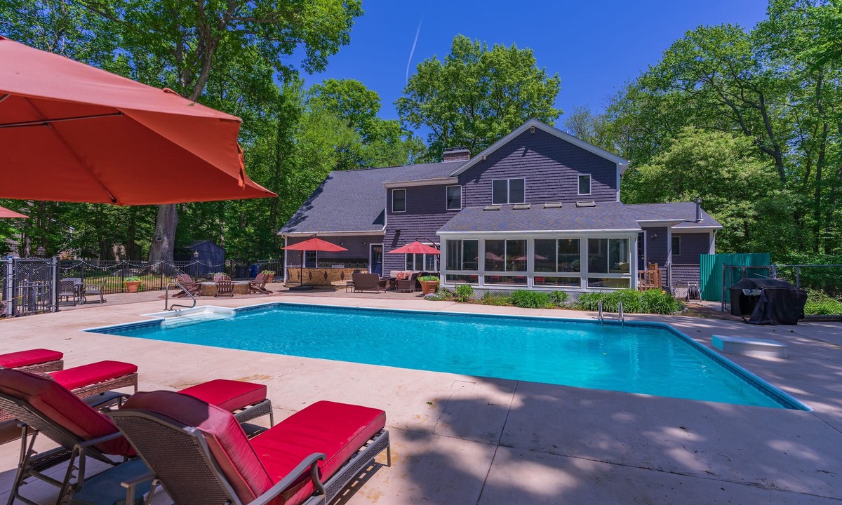 East Greenwich House | Large executive home w/pool on a private 2 acres