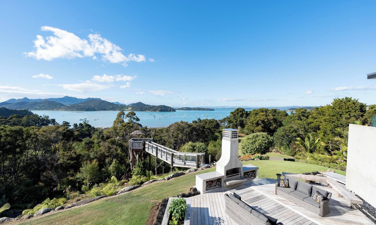 Parua Bay Villa | Large executive Villa with Spa and Fireplaces