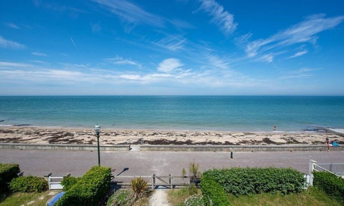 Saint-Regnobert-de-la-Cote-de-Nacre House | Large family villa directly on DDay beach
