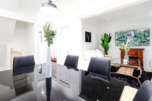 De Lorimier Apartment | Large Family Duplex for 10 Guest with 2 private Parking
