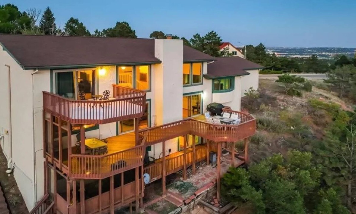 Northwest Colorado Springs House | LARGE FAMILY FRIENDLY HOME-INCREDIBLE MOUNTAIN VIEWS!