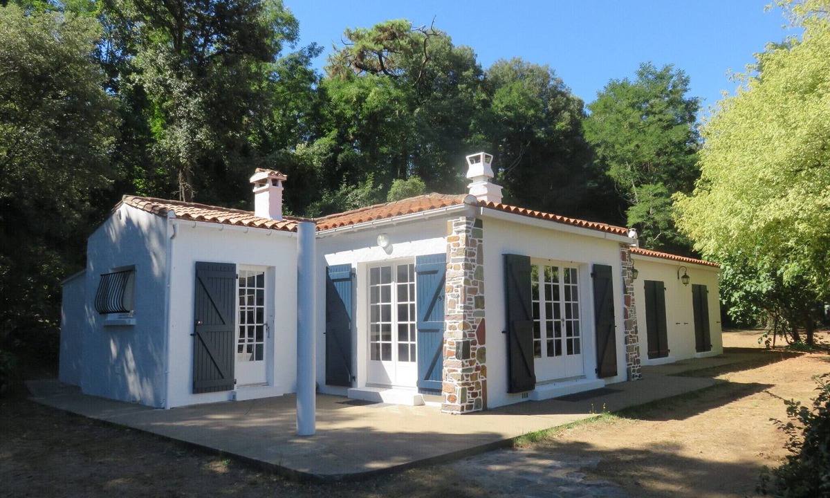 Longeville-sur-Mer House | Large family home with seafront plot on the edge of a forest.