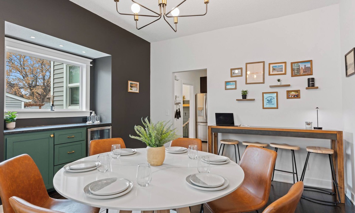 Powderhorn House | Large Family-friendly 5-bdrm Homebase, Central Comfortable Easy Check-in
