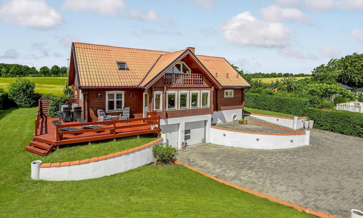 Randers House | Large family friendly cottage with jacuzzi and fjord view