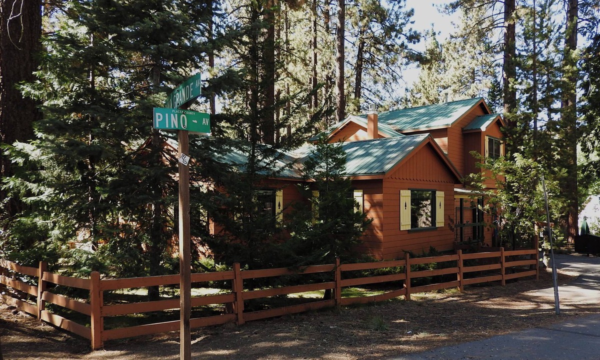 Tahoe Vista House | Large family home near North Lake Tahoe beaches & ski areas - Rhapsody Lodge