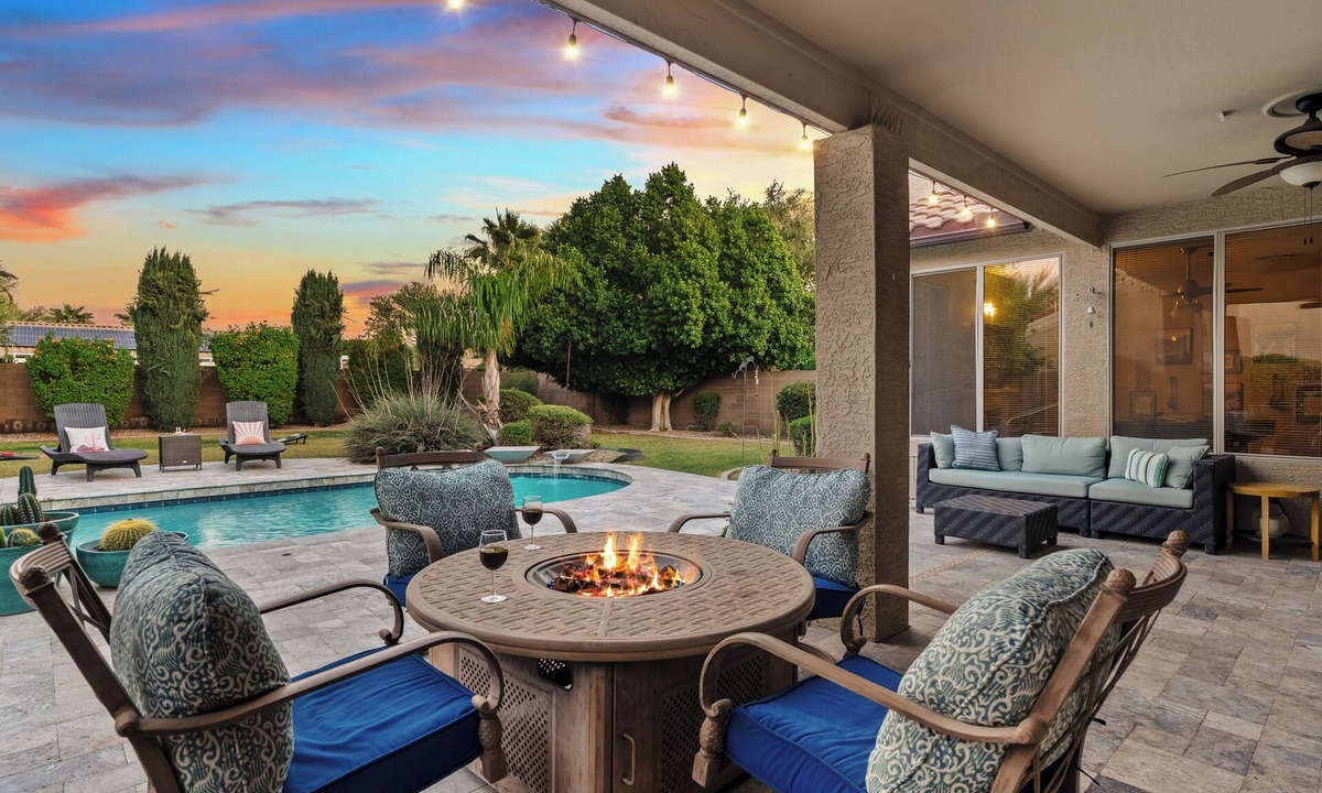 Gilbert House | Large Family Home! Swimming Pool, Private Yard, Grill, and Pool Table!