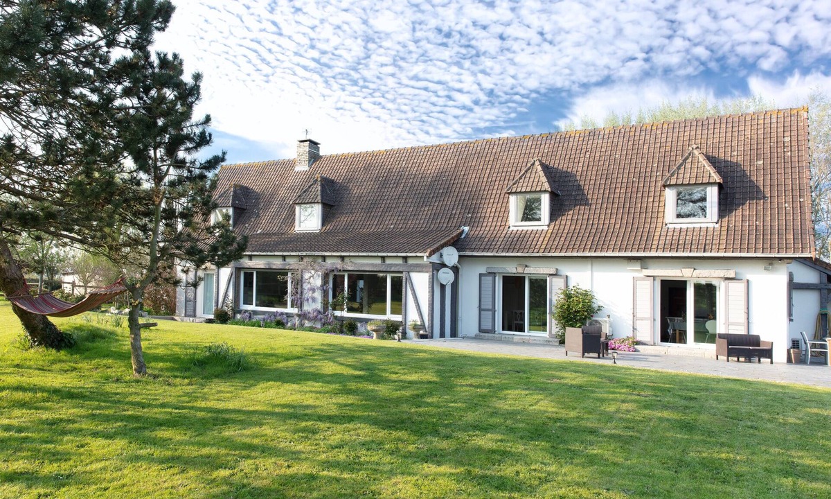 Carly House | Large family property with stunning views (Jacuzzi & fire pit)