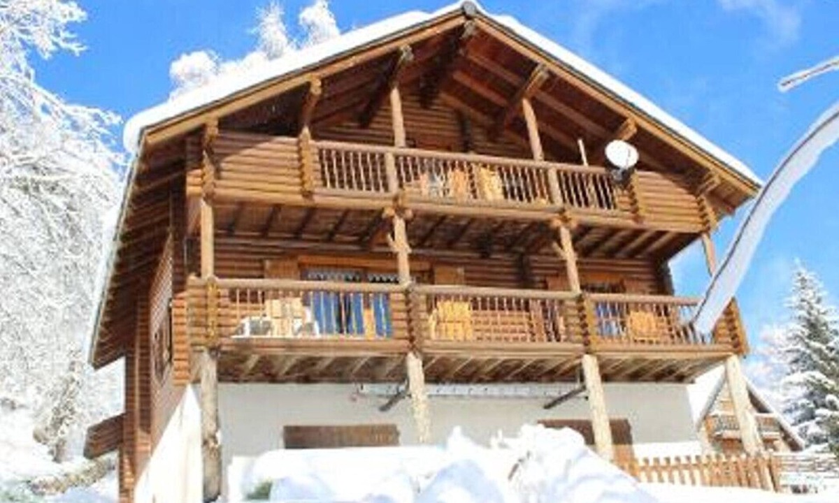 Ax-les-Thermes Ski Chalet | LARGE FINNISH CHALET, 10 PEOPLE, 7 MINUTES' WALK FROM THE SLOPES, QUIET, COMFORTABLE,