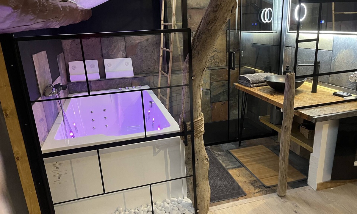 Entraigues-sur-la-Sorgue Apartment | Large terrace * Double whirlpool * Private parking, Air conditioning