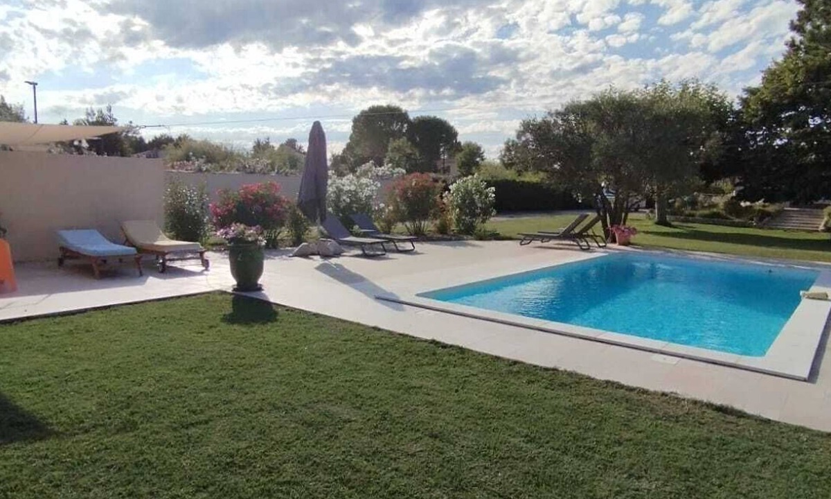 Entraigues-sur-la-Sorgue Villa | Large villa on beautiful wooded grounds