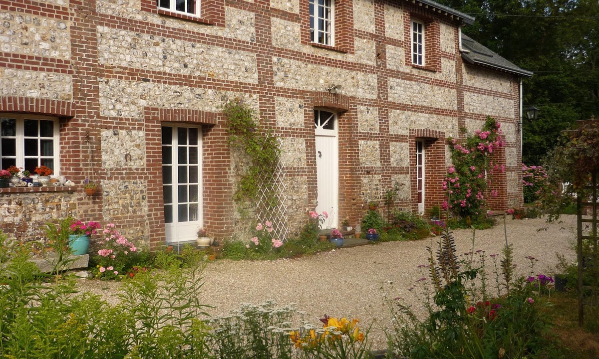 Sainte-Helene-Bondeville House | Large character house