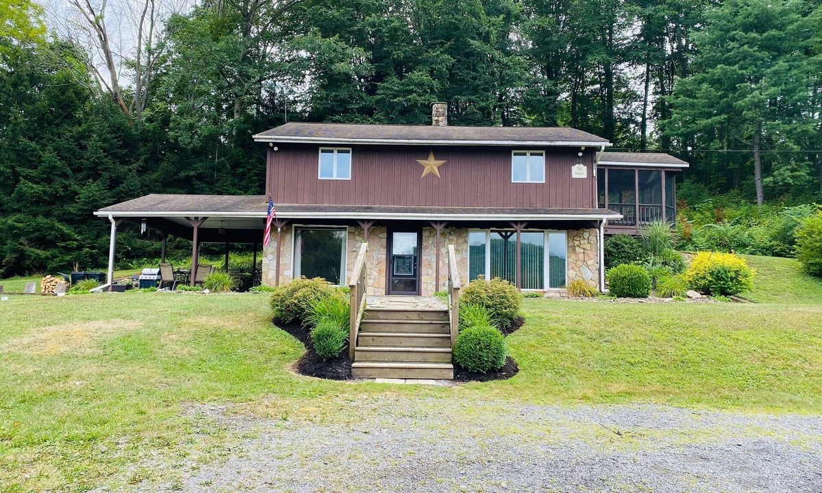 Force House | Large fully-furnished family home nestled in beautiful elk country.