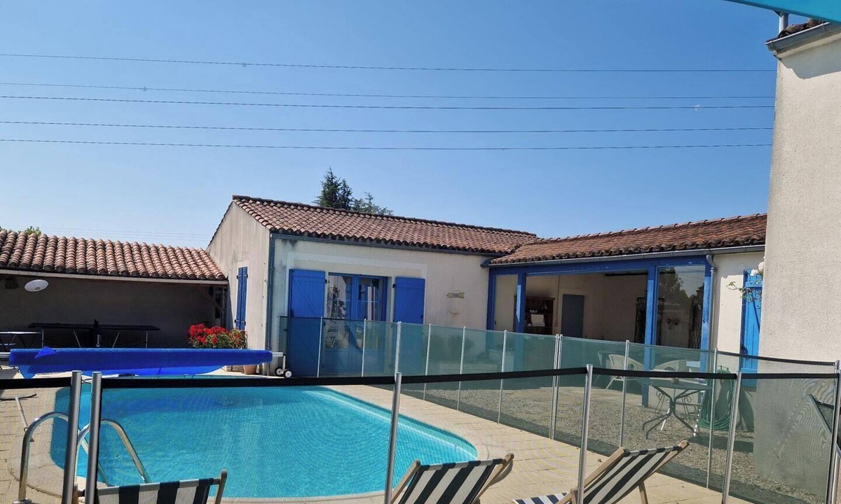 Saint-Pierre-le-Vieux House | LARGE GÎTE FOR 10 PEOPLE WITH SWIMMING POOL, LA MAISON BLEUE MARAIS POITEVIN SUD VENDEE