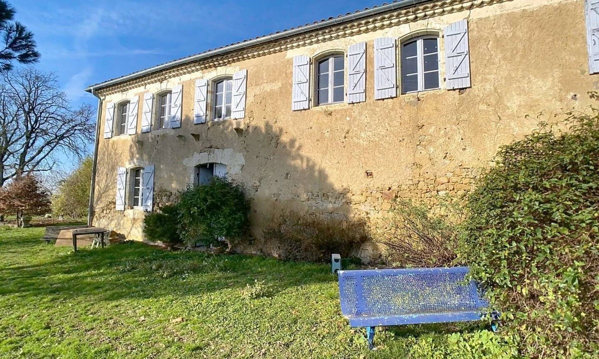 Lussan House | Large Gascon house decorated by artists