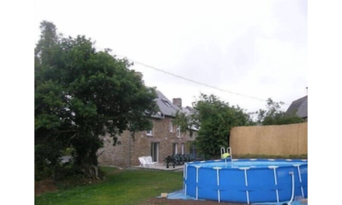 Saint-Broladre House | Large Gite 16/20 people, Le Noisetier