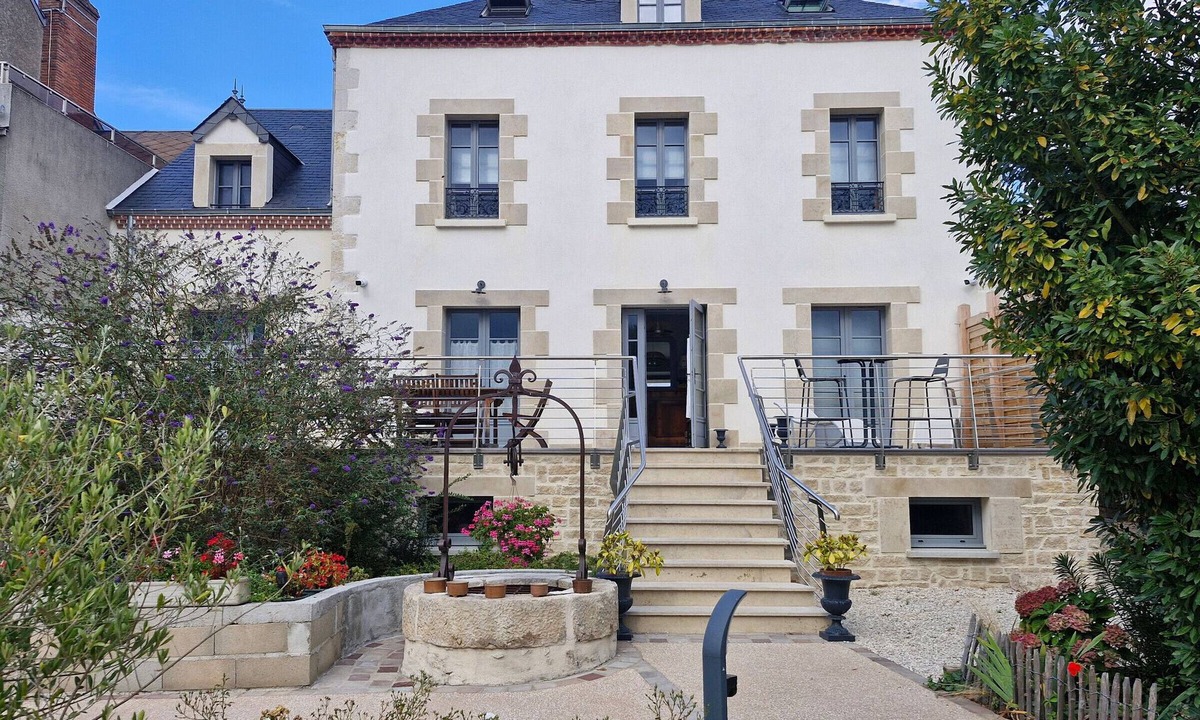 Briare Bed & Breakfast | Large Gîte with Parking and Pets Allowed