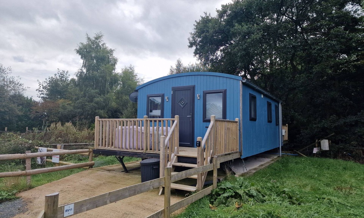 Llanfair Caereinion Cabin | Large Glamping Hut - Riverview 13