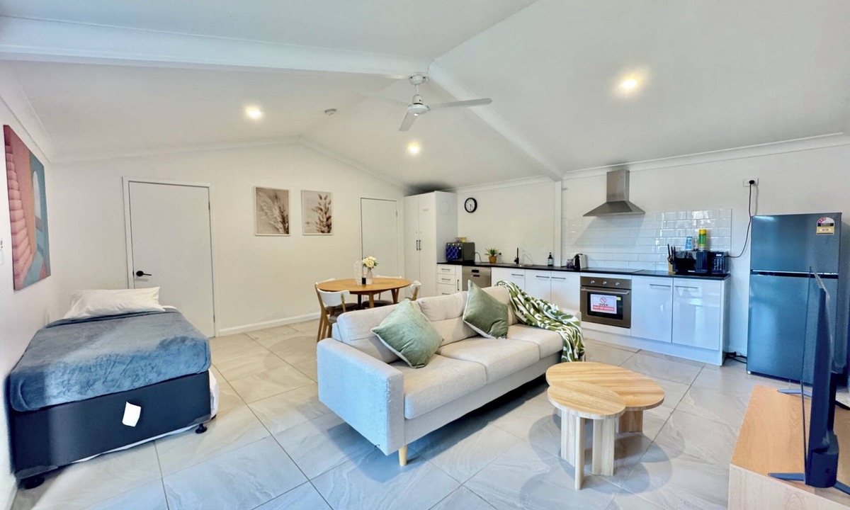 Belmont Apartment | Large Granny Flat Easy Access to CBD & Bayside