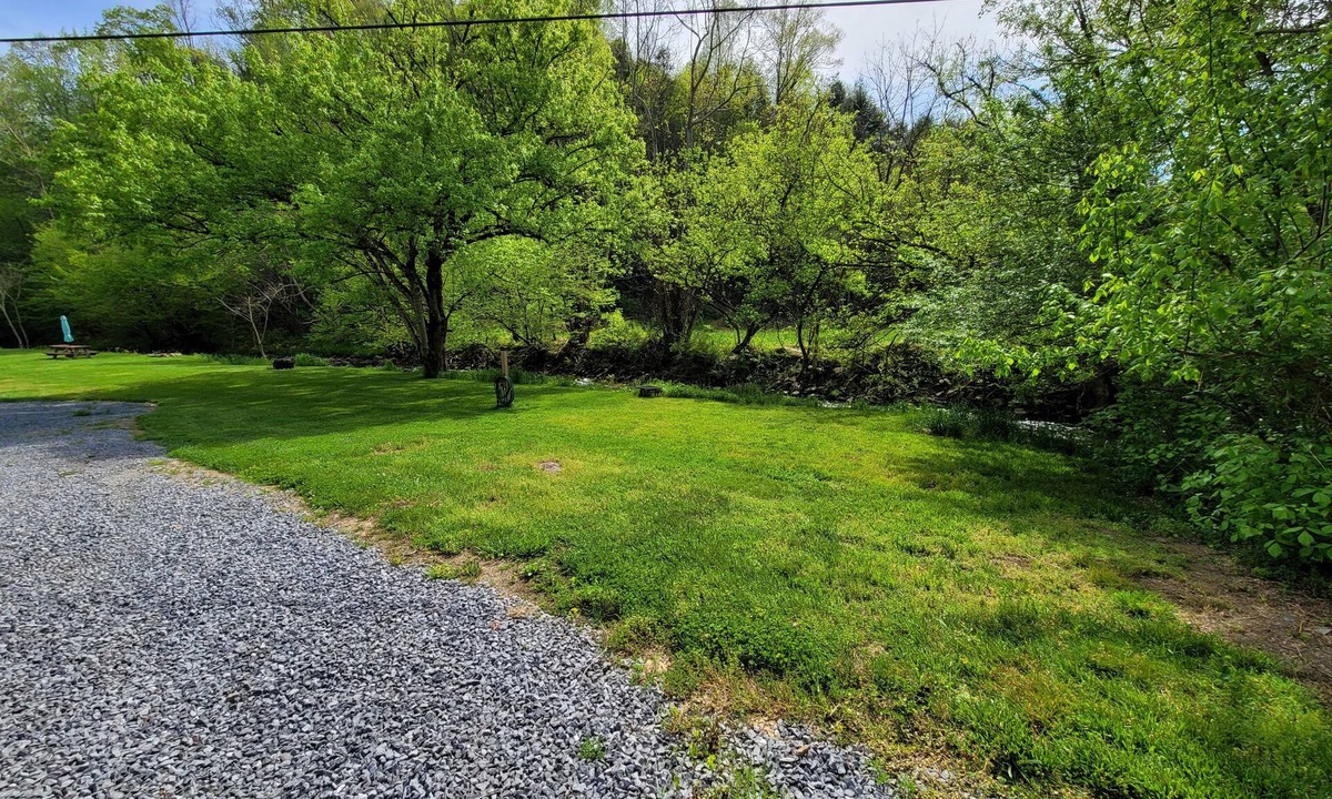 Del Rio RV Rental | Large grassy creekside tent site!