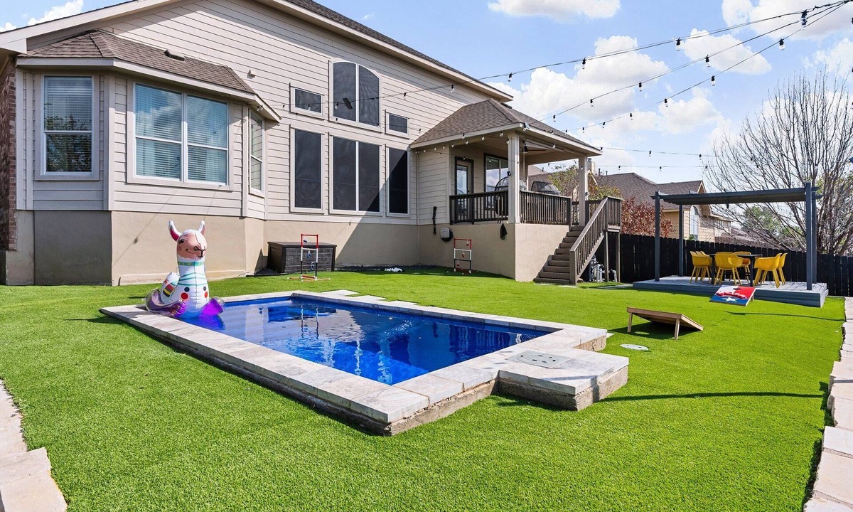 Round Rock House | Large Group Oasis: Pool, Arcade Games, Turf, min to Kalahari and Dell Diamond