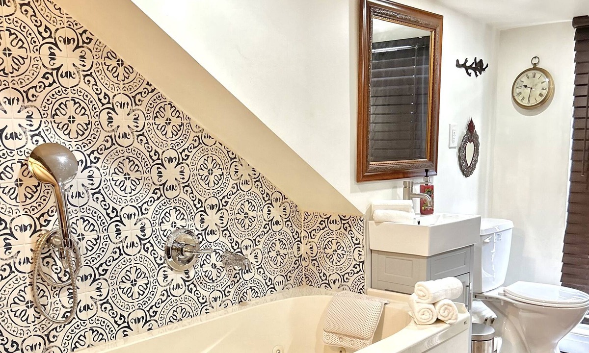 Oakwood Village House | Large group size home, self check-in, 2 free parking spots,laundry, doorstep TTC