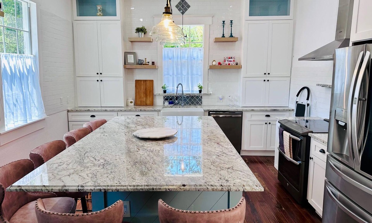 Waco House | Large Group Space - King Beds -Firepit - Rose Haven, King Beds -Minutes to Magnolia -Large Group Spa.