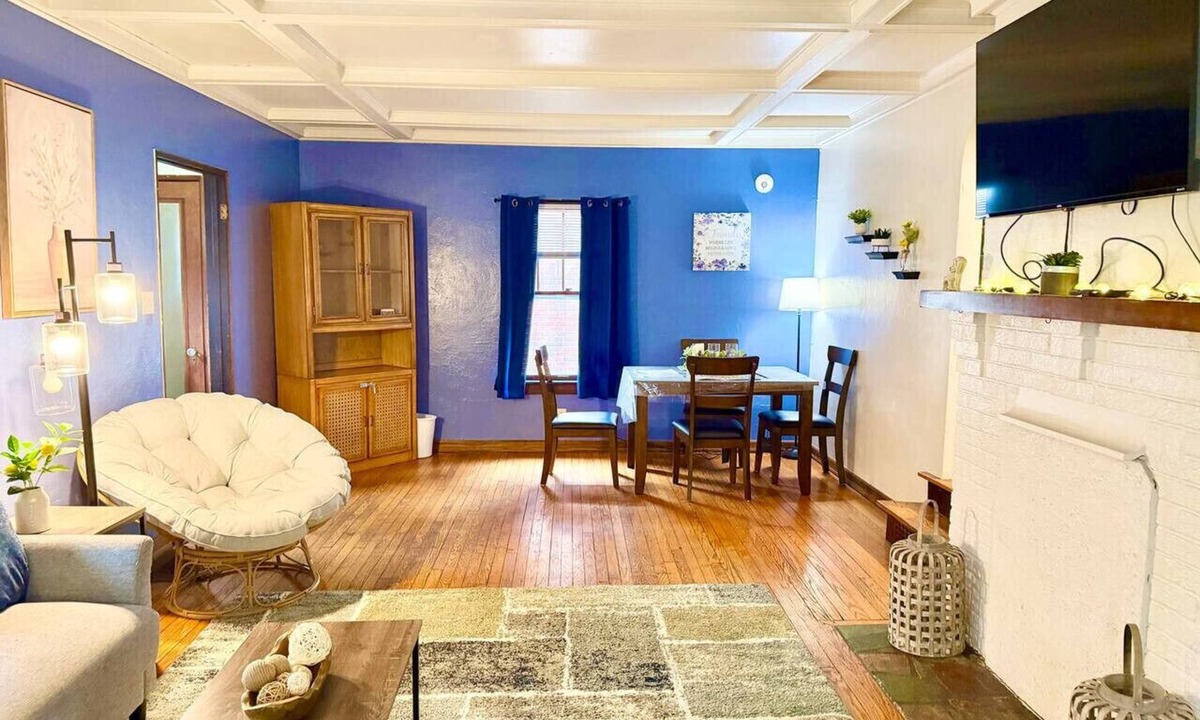 Eastside House | Large Group Stay Near Syracuse University & Dome