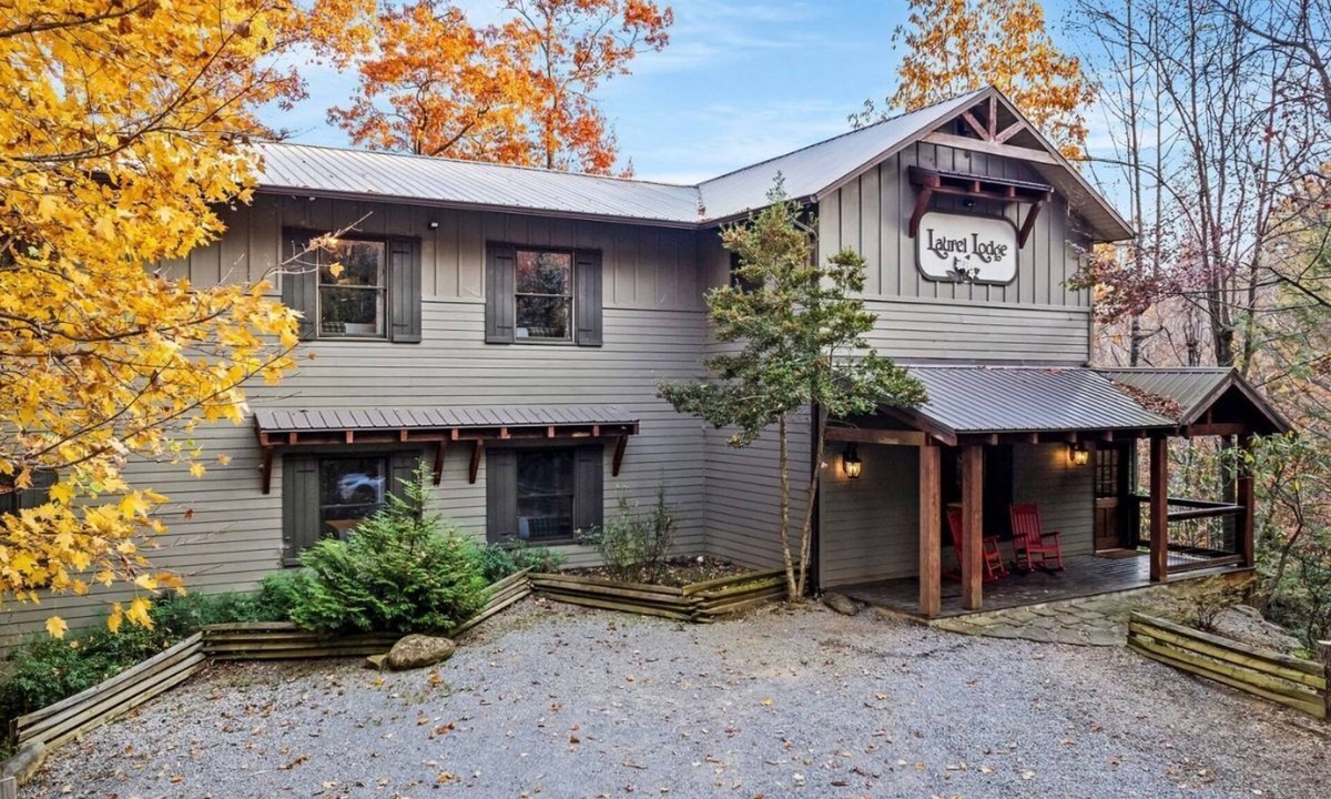 Chalet Village Cabin | large groups | mtn view | hot tub | pool table | theater | 12 suites | LL