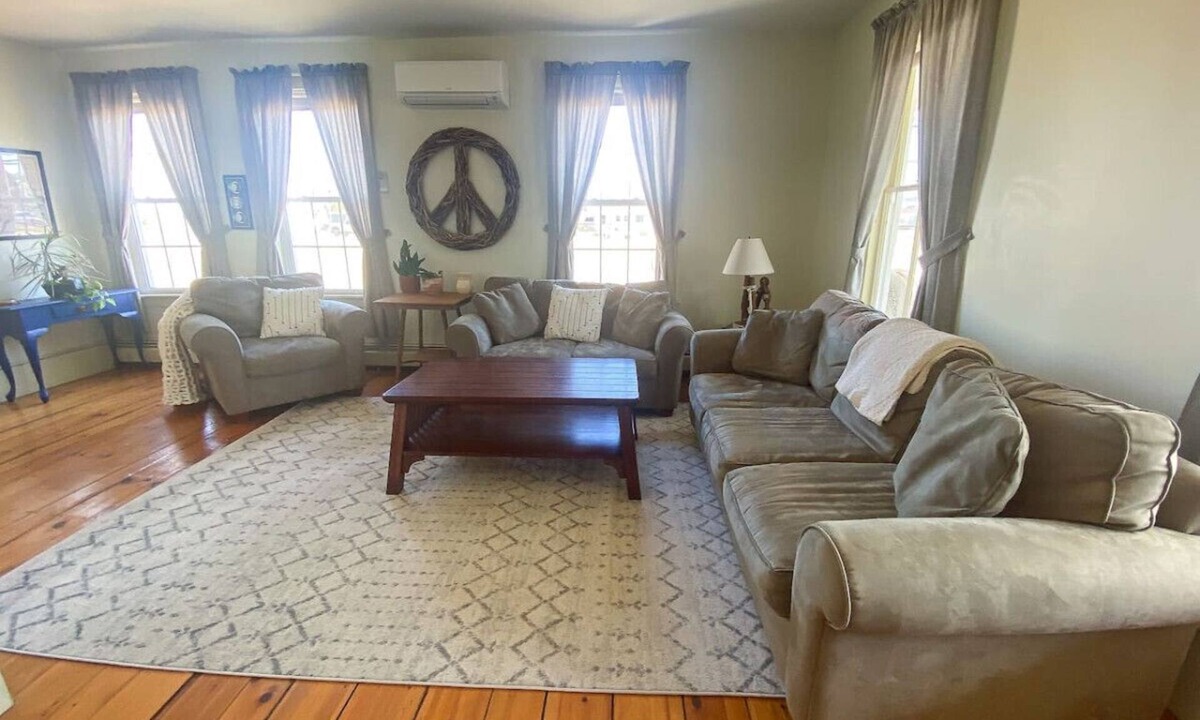 Pine Point House | Large Groups! Pine Point Beach 8 BDRM!