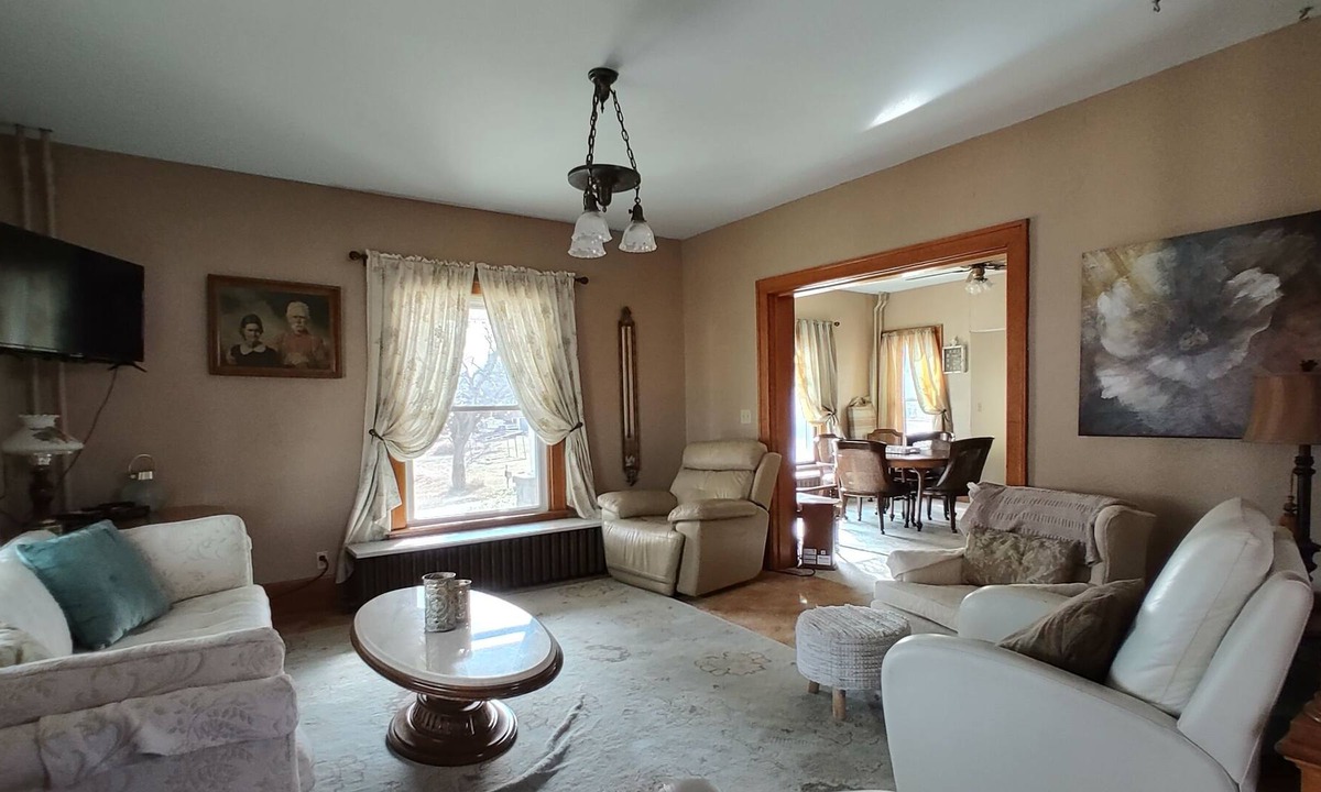 Nuckolls County House | Large historic family home