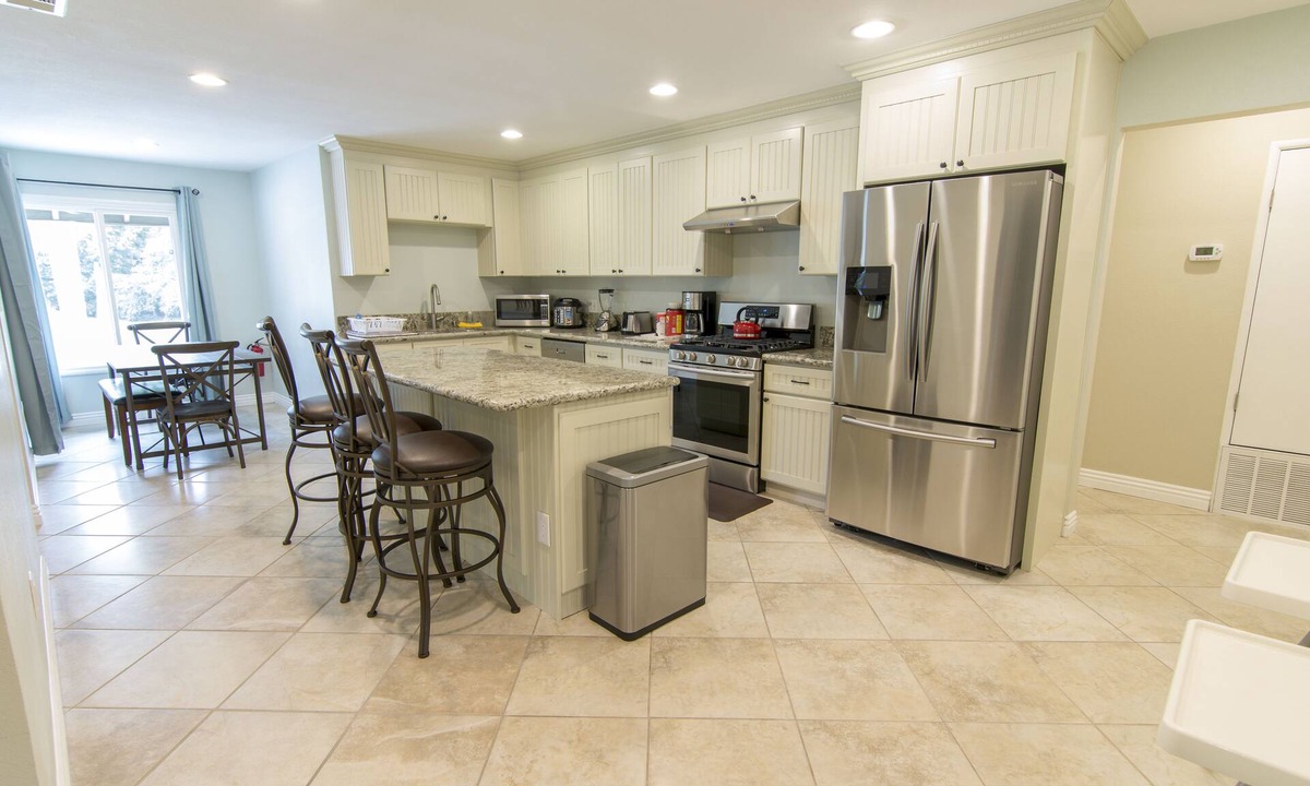 Anaheim Colony Historic District House | Large home by disneyland, convention, beach, stadium. Anaheim ice rink