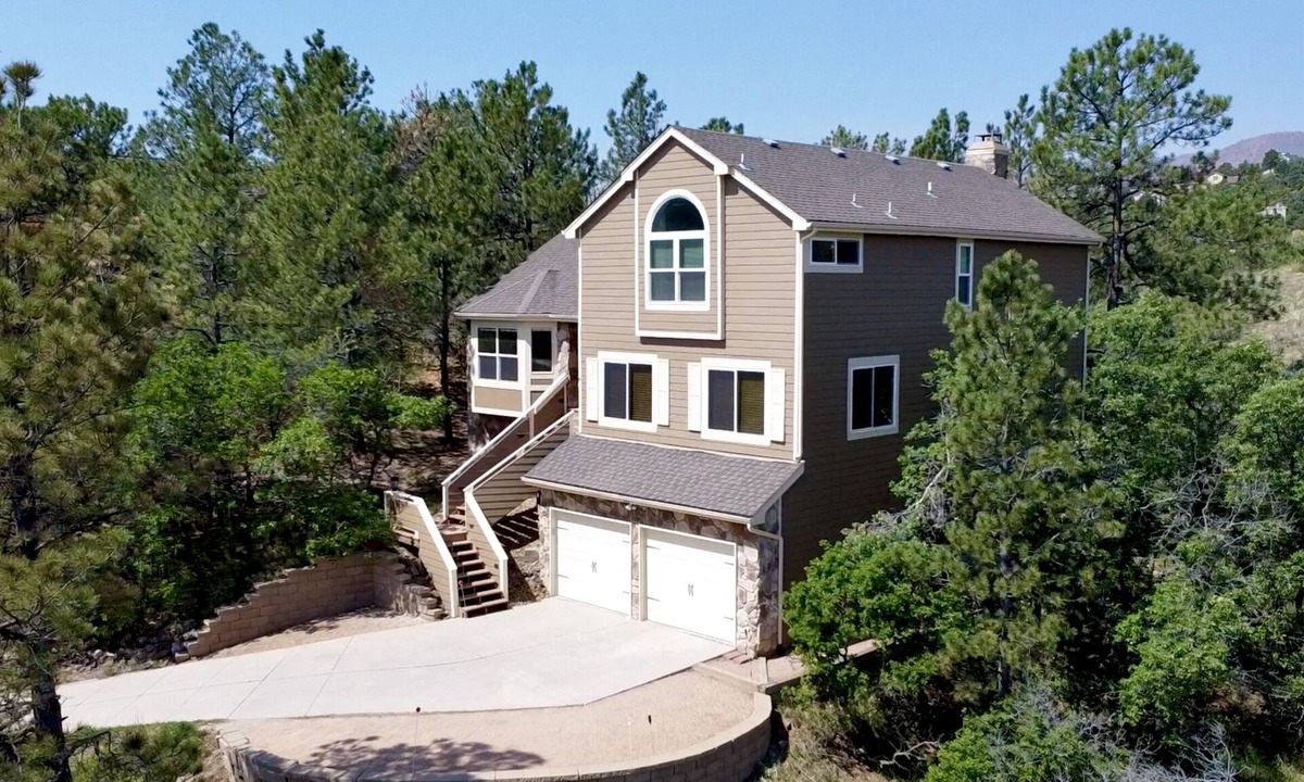 Briargate House | Large home great for big families! Secret Bunkbed Rm for the kids! Pet Friendly!