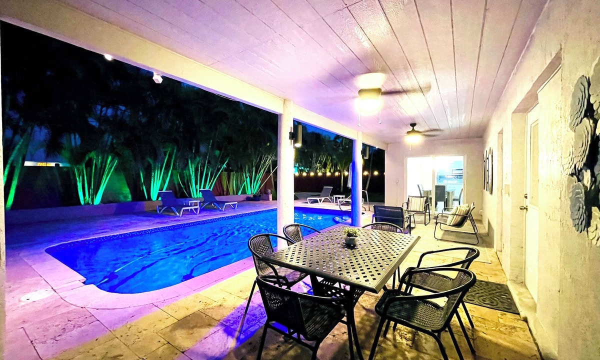 Central Corals House | Large home-Heated Pool-Central-Bikes-Downtown-restaurants