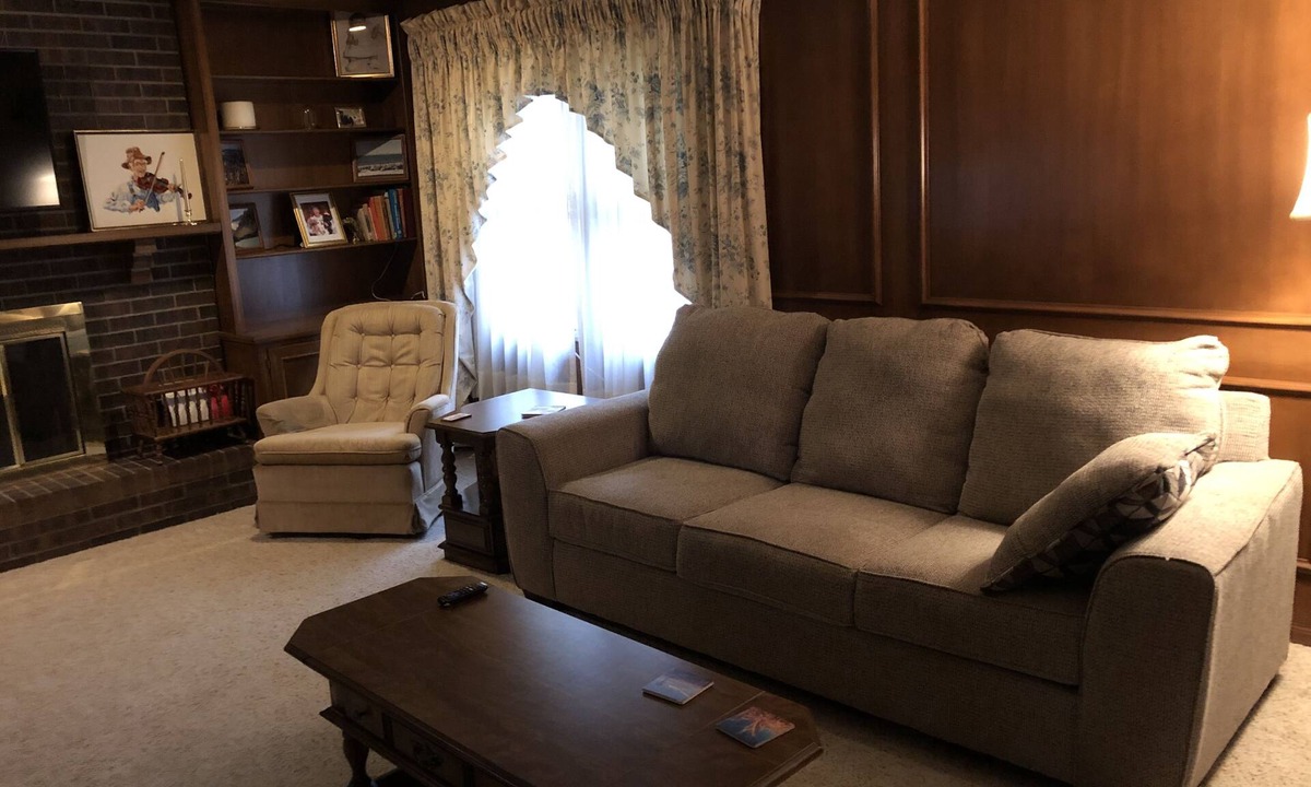Lee's Summit House | Large Home Ready For You or Your Family!