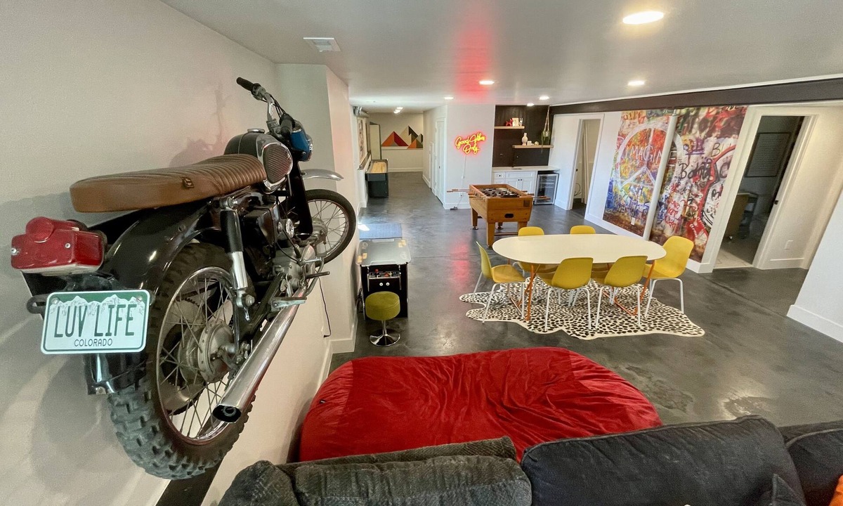 Berkley House | Large Home + Sleeps 20 + Hot Tub + Backyard Oasis + Optional add-on CABOOSE