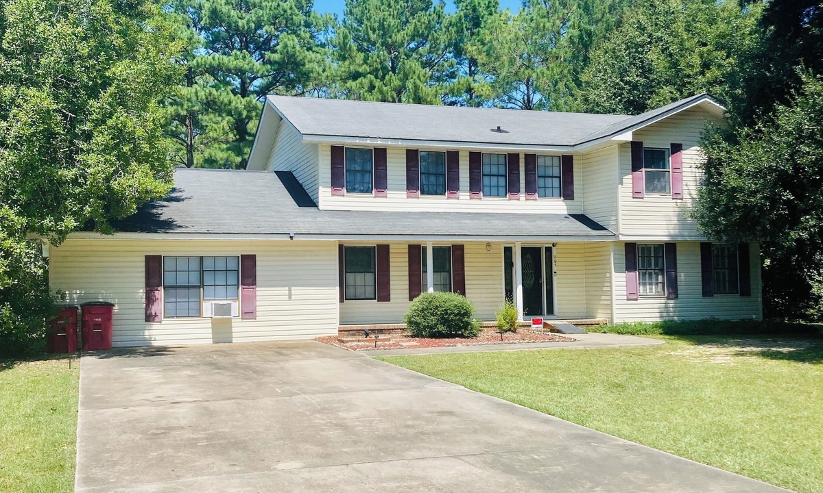 Tifton House | Large Home with A Pool & Four Bedrooms