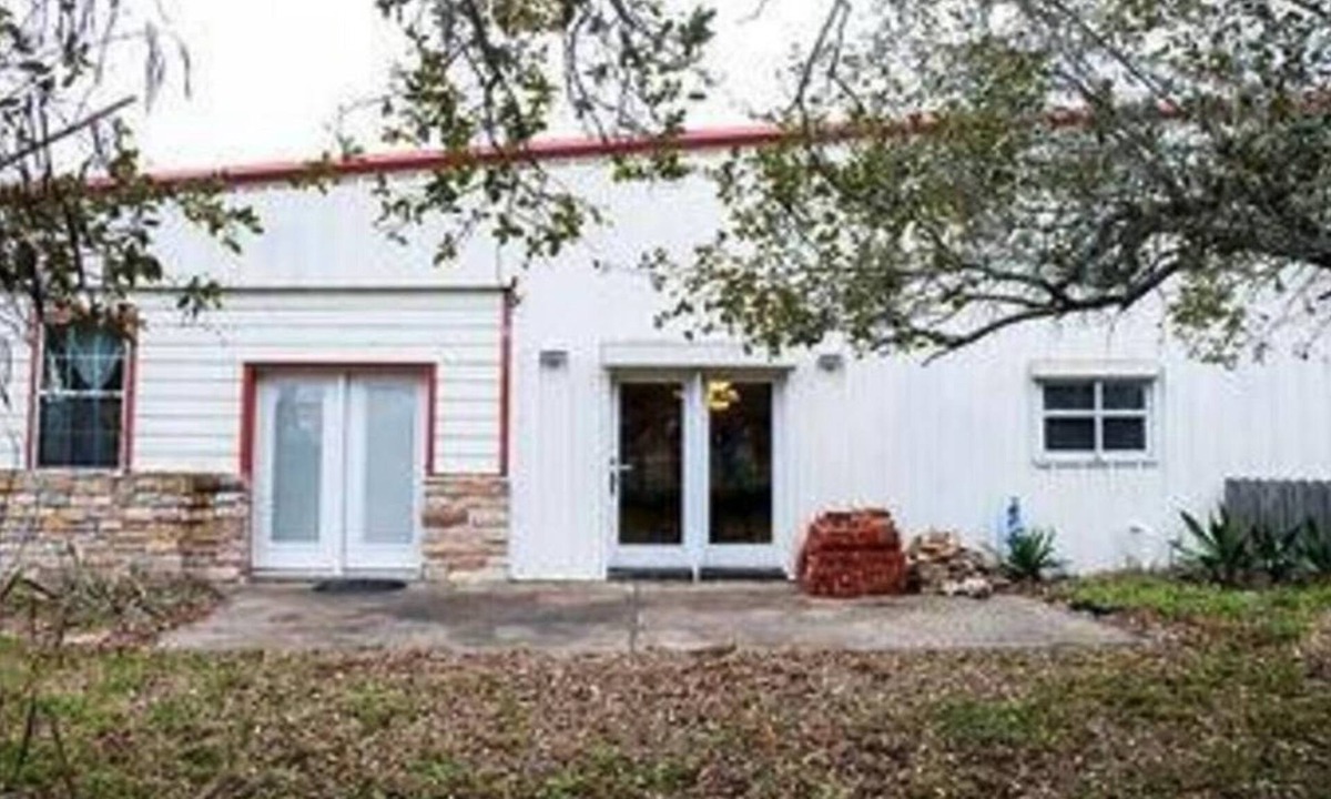 Aransas Pass House | large home with lots of indoor and outdoor parking