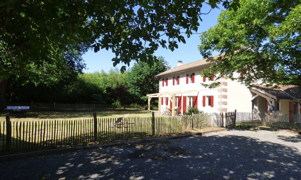 Gastes House | Large house between lake and forest