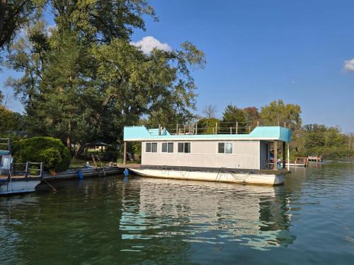 Waterloo Boat Rental | Large House Boat